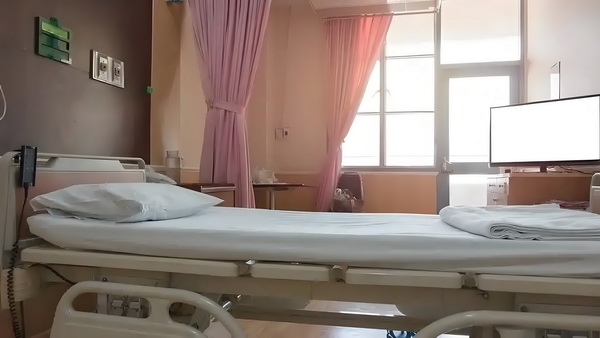 非应届生转深圳户口_偶遇何猷君穿两年前的增高鞋，奚梦瑶外八严重 备专高端生、增高鞋